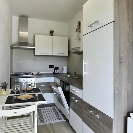 Neue In Valica Mit Grossem Garten אומאג
