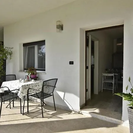 Neue In Valica Mit Grossem Garten דירה אומאג