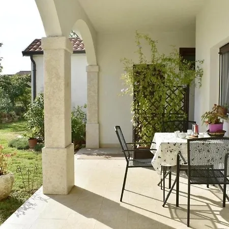 Neue In Valica Mit Grossem Garten * אומאג