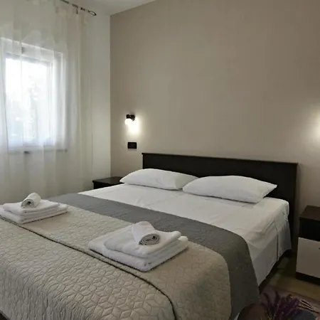 Neue In Valica Mit Grossem Garten Apartamento